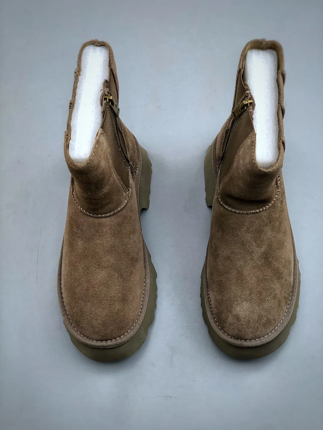 Local self-pickup💰700 supports store placement. The top version on the market UGG Fishman Thick-soled Pencil Boots. 5cm thick sole. Xiaohongshu’s hot model. Produced by a major foreign trade factory in Guangzhou. Toe box to insole are all made of genuine sheep fur. Independent outer box packaging. Chip. Waterproof technology. Differentiated from any version on the market. 5cm thick sole. Independent original development of outsole. Cashmere insole. Keep warm in winter. It is a very suitable choice for home use. In the new year, uug launches a style series. Partly catered to the preferences of young consumers, it has also moved to the forefront of fashion trends. Shoe body material: water-repellent coated suede upper, 17 mm UGGPURE™ implanted wool insole, lightweight non-slip and comfortable rubber outsole, with brand LOGO and trademark, with full packaging. Size: 35 36 37 38 39 40